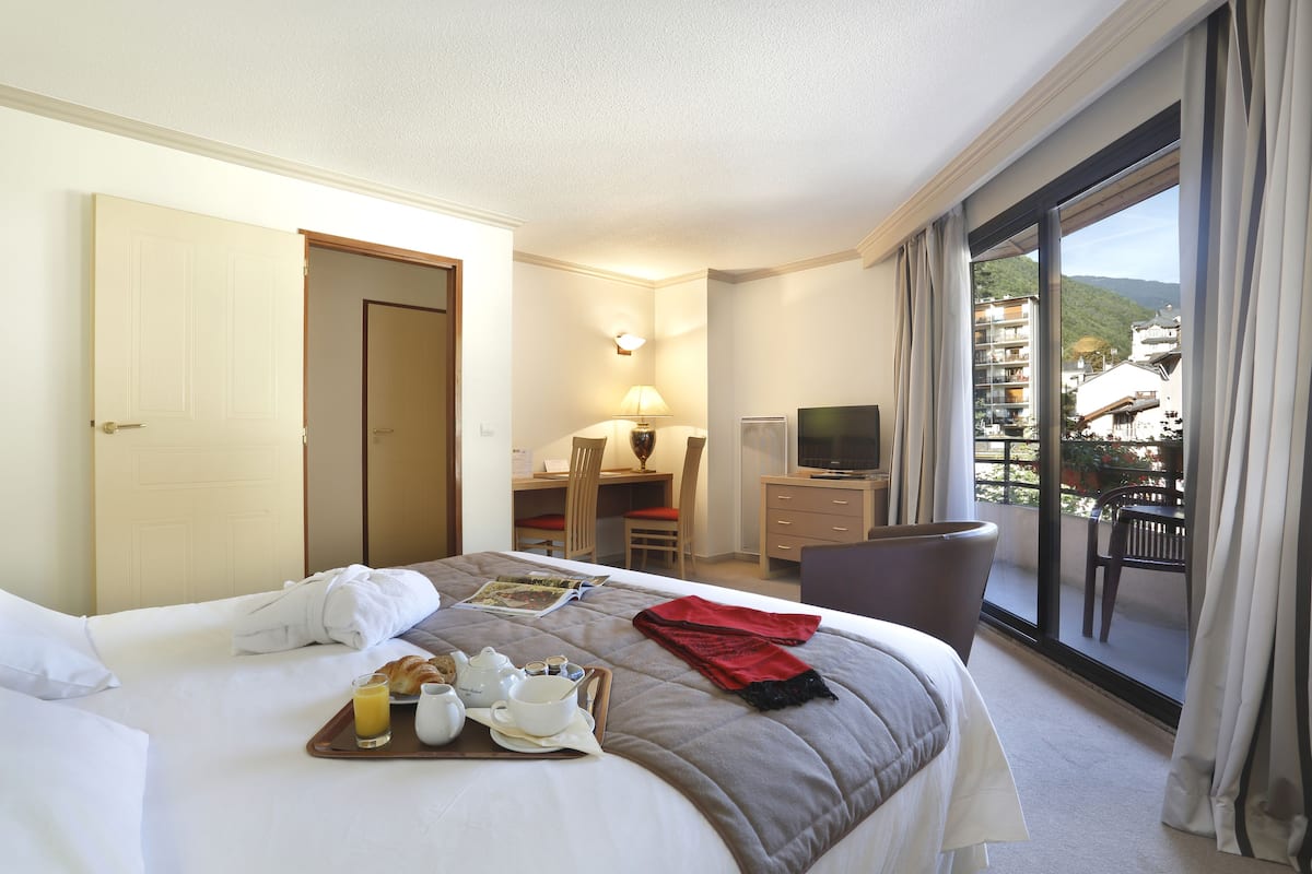 In-room safe, desk, blackout curtains, iron/ironing board