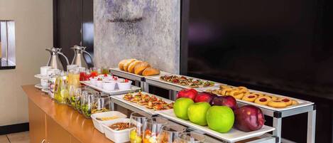 Een buffet met diverse gerechten en dranken.