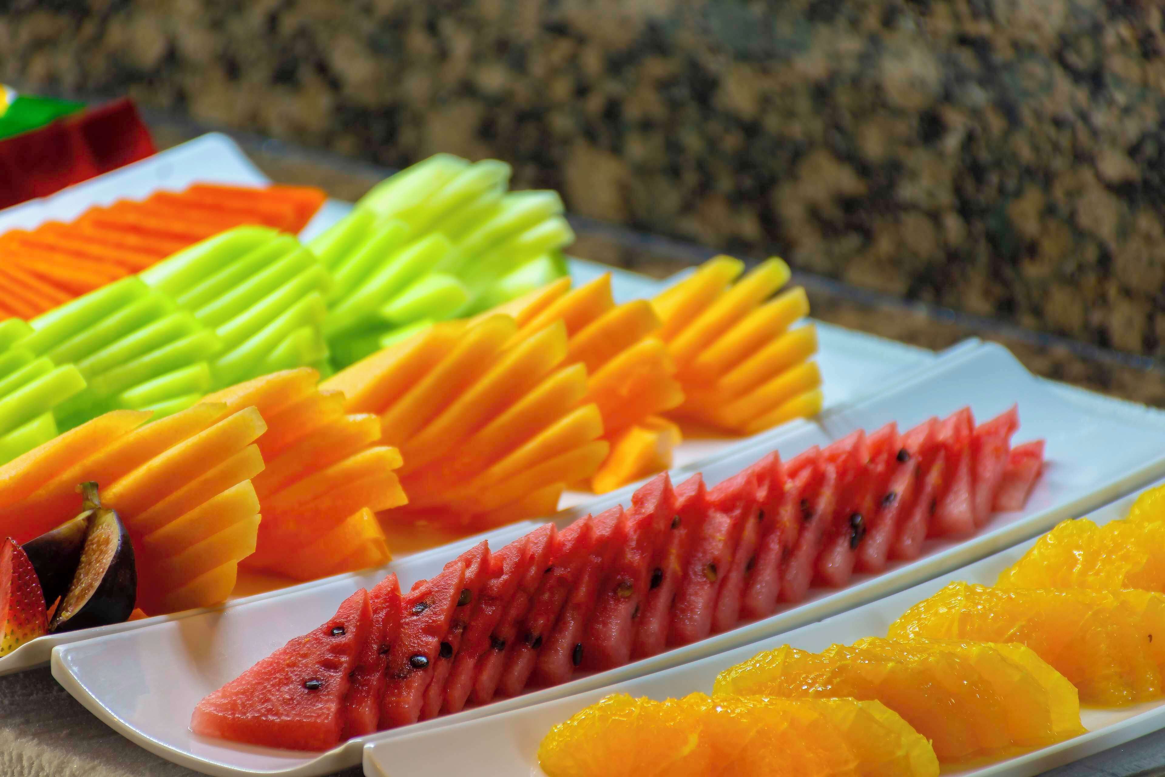 Een bord met diverse soorten gesneden fruit.