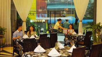 Sert le déjeuner, le dßner et l'apéritif