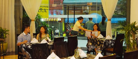 Serves lunch, dinner and happy hour