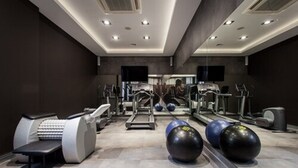A modern gym with treadmills, elliptical machines, and exercise balls. - Mamaison Residence Diana (Warsaw)