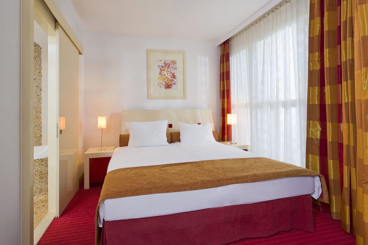 Deluxe Room | 1 bedroom, minibar, in-room safe, desk