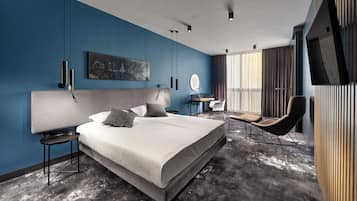 Junior Apartment | Bar mini, peti besi dalam bilik, meja, ruang kerja komputer riba