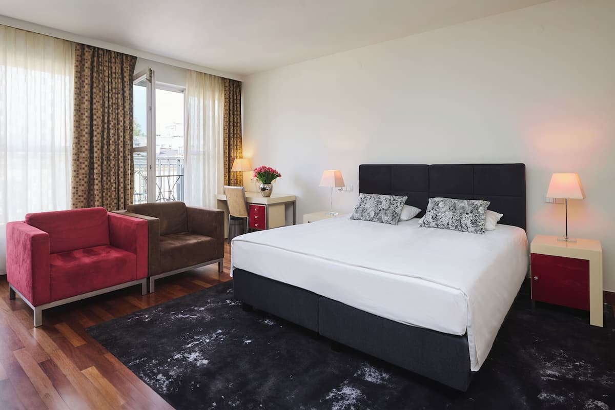 Classic Studio | 1 bedroom, minibar, in-room safe, desk