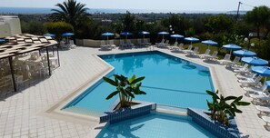 Piscina externa, guarda-sóis