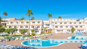 2 piscinas al aire libre, sombrillas, sillones reclinables de piscina