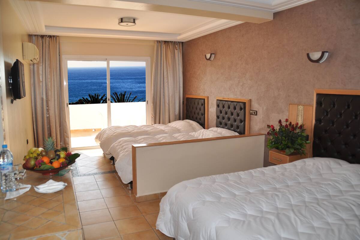 Minibar, in-room safe, blackout drapes, cribs (free)