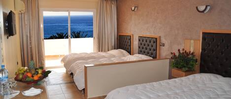 Minibar, coffres-forts dans les chambres, rideaux occultants