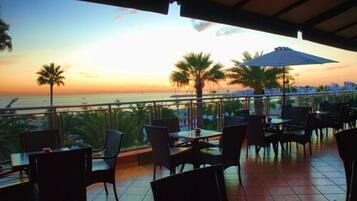 Aamiainen ja lounas; kansainvälinen keittiö, näkymät valtamerelle