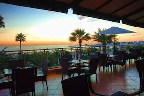 Se sirven desayunos, comidas y cocina internacional con vista al mar