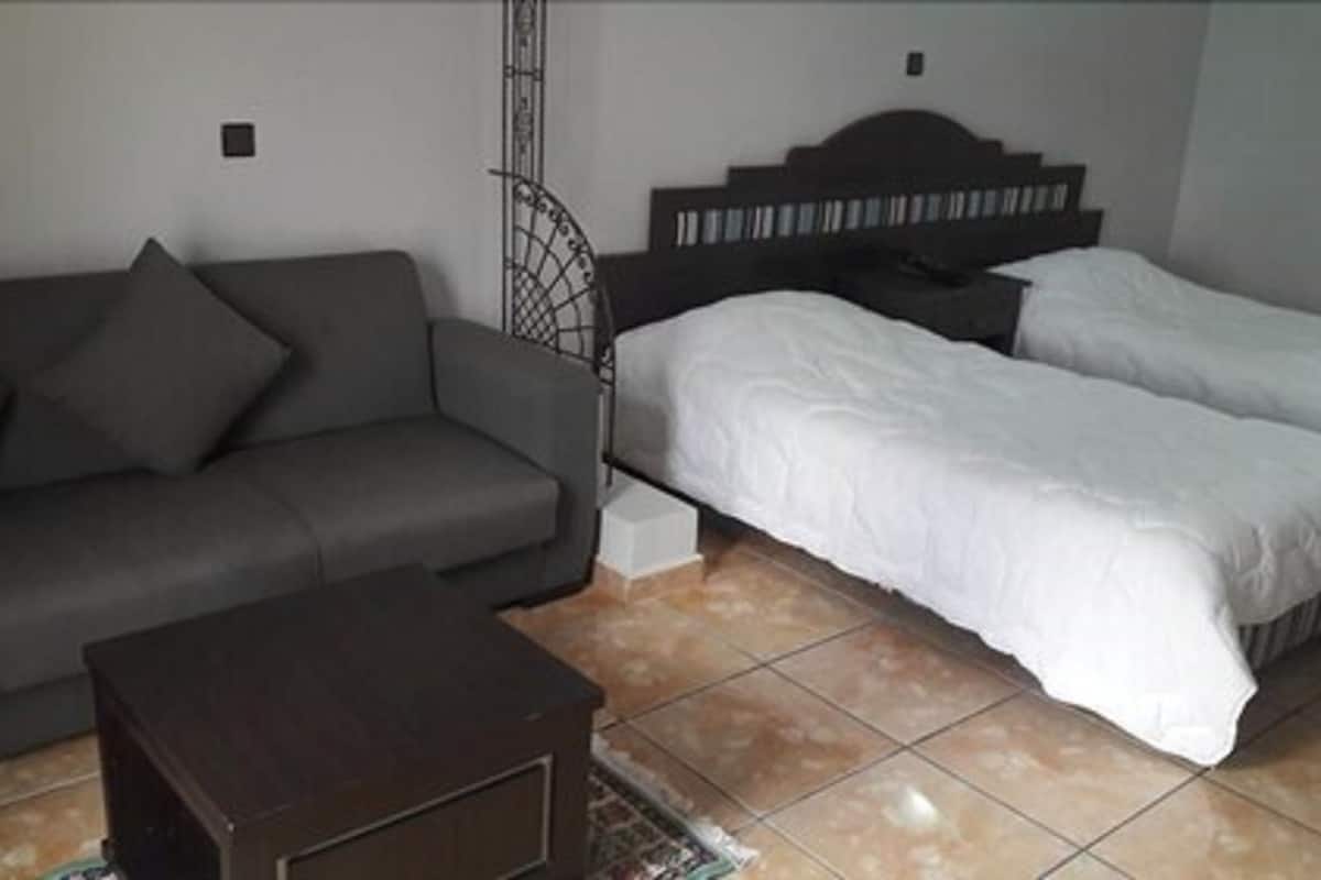 Minibar, in-room safe, blackout drapes, cribs (free)