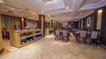 Daily continental breakfast (MAD 80 per person)