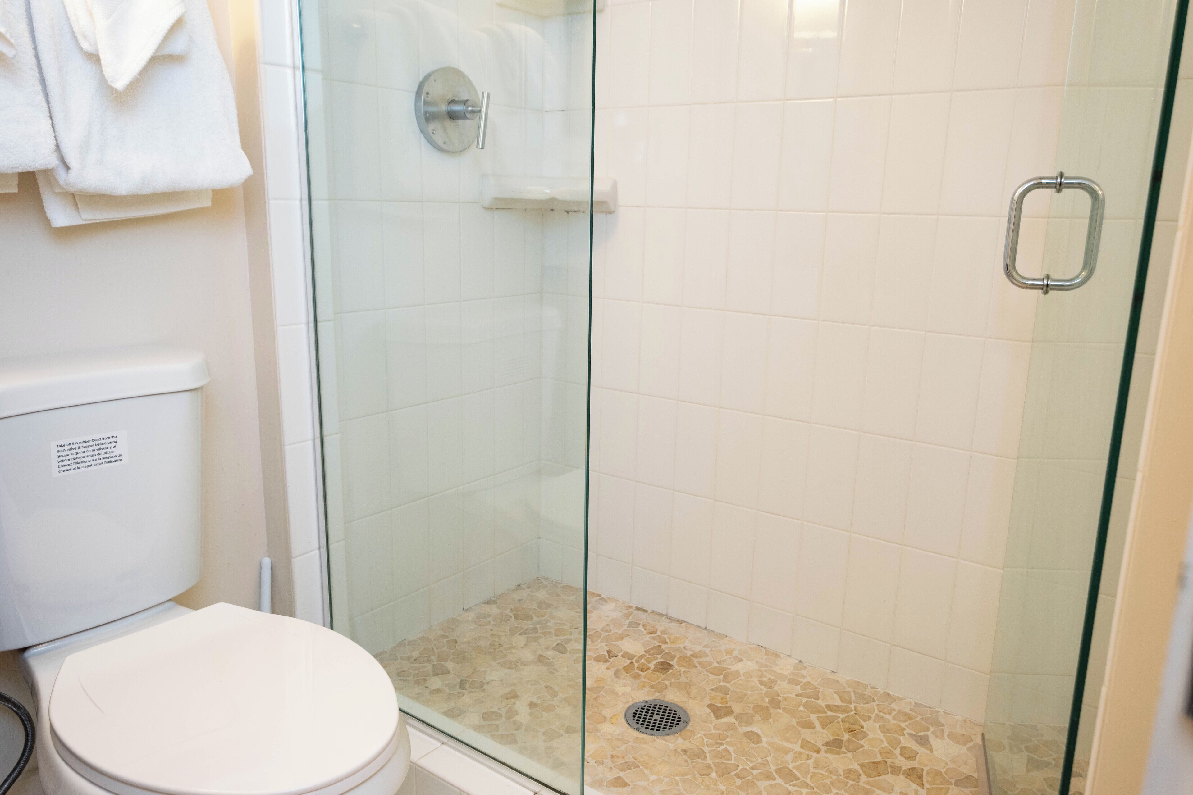 Ein Badezimmer mit Duschkabine, Toilette und Waschbecken.