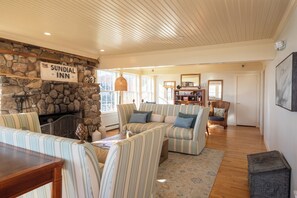 Lobby sitting area - The Beach House Inn (Kennebunk)