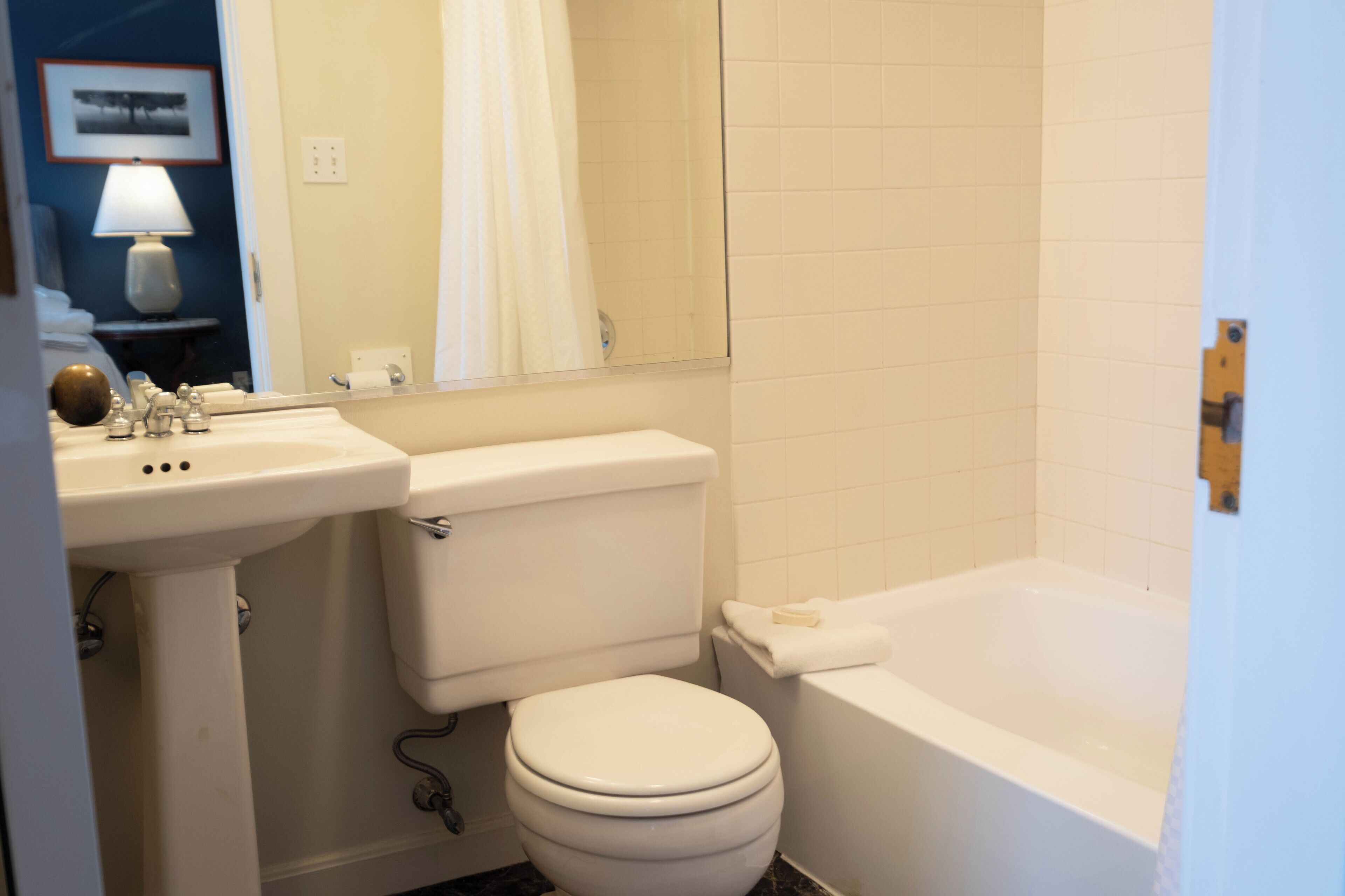 Un baño con inodoro, lavamanos y bañera.