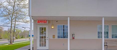 Un edificio con un cartel que dice "OFFICE" en la entrada.