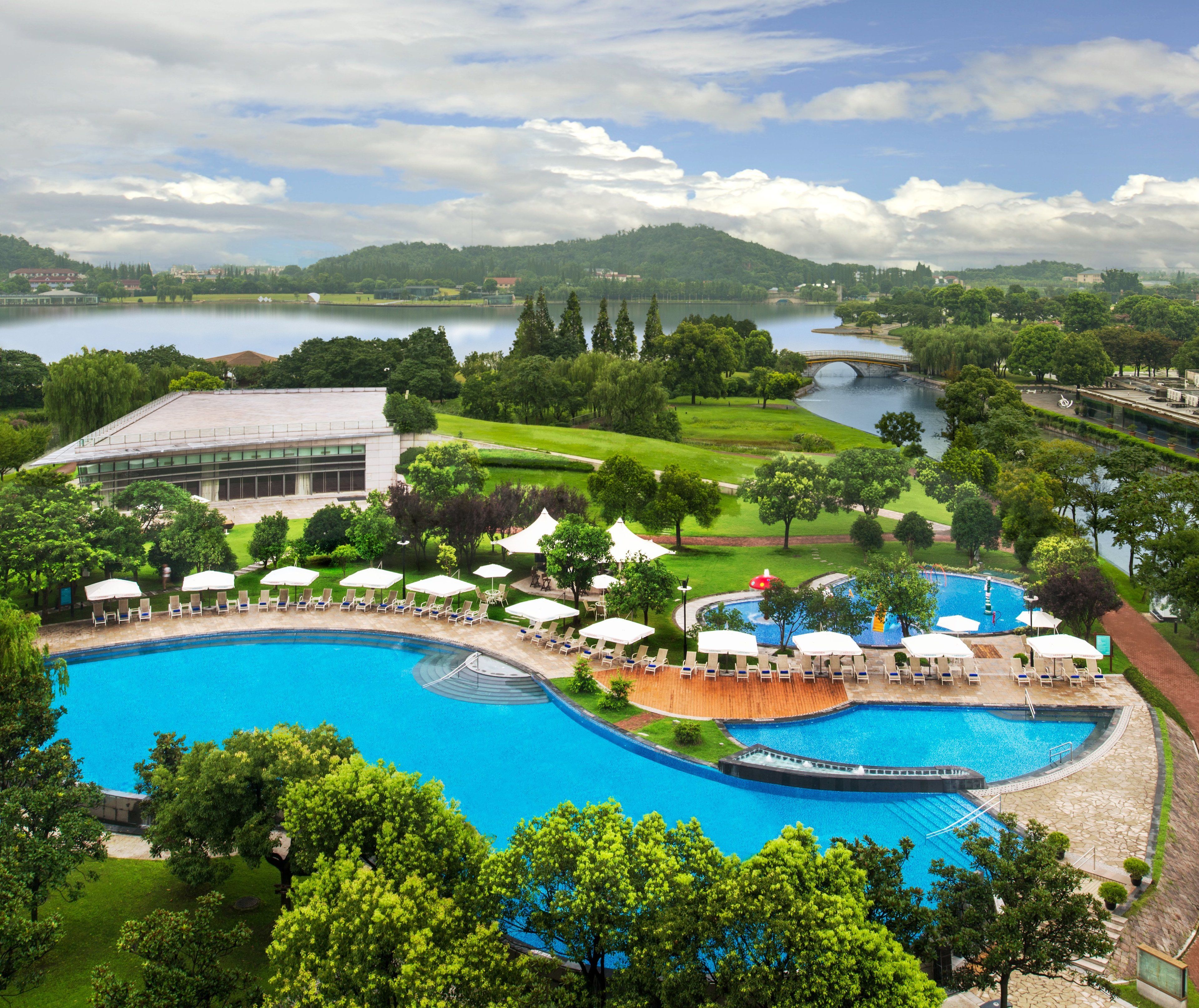 Een binnenzwembad en een seizoensgebonden buitenzwembad