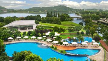 Hồ bơi trong nhà, hồ bơi ngoài trời phục vụ theo mùa