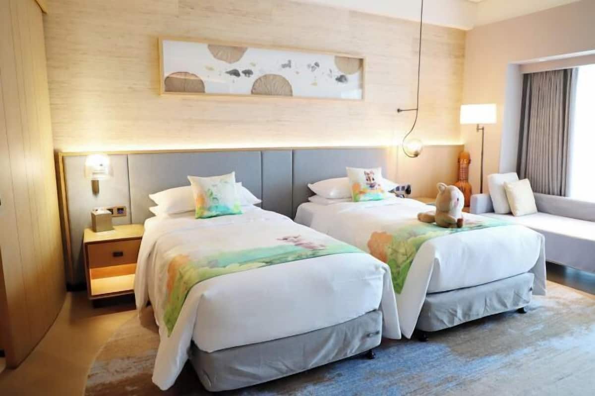 Minibar, caja de seguridad en la habitación y escritorio