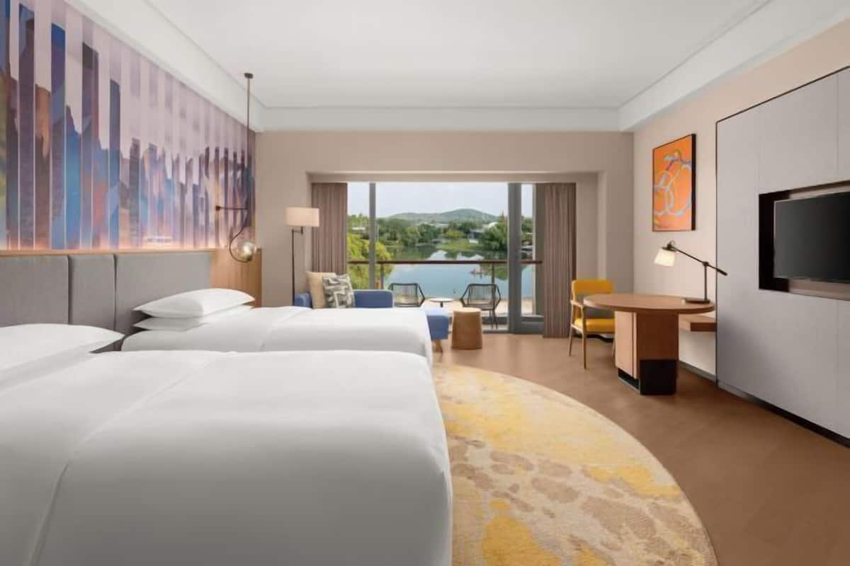 Minibar, két bảo mật tại phòng, bàn, màn/rèm cản sáng