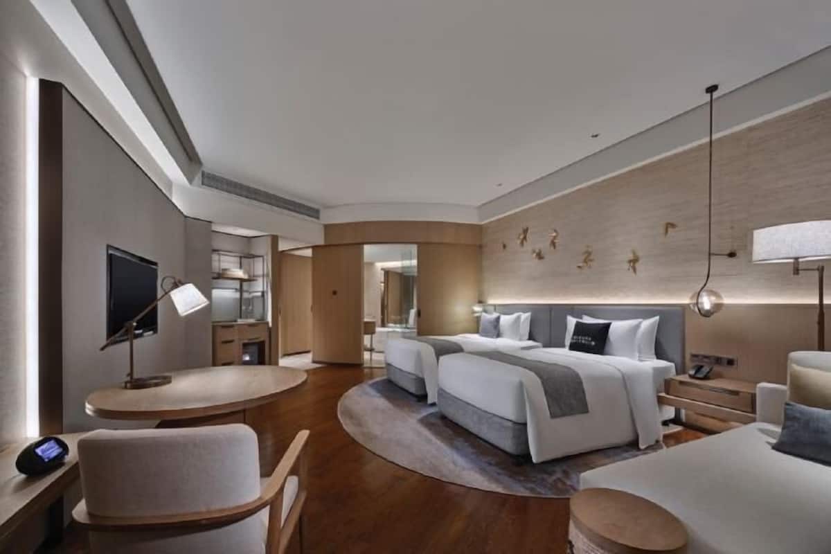 Minibar, caja de seguridad en la habitación y escritorio