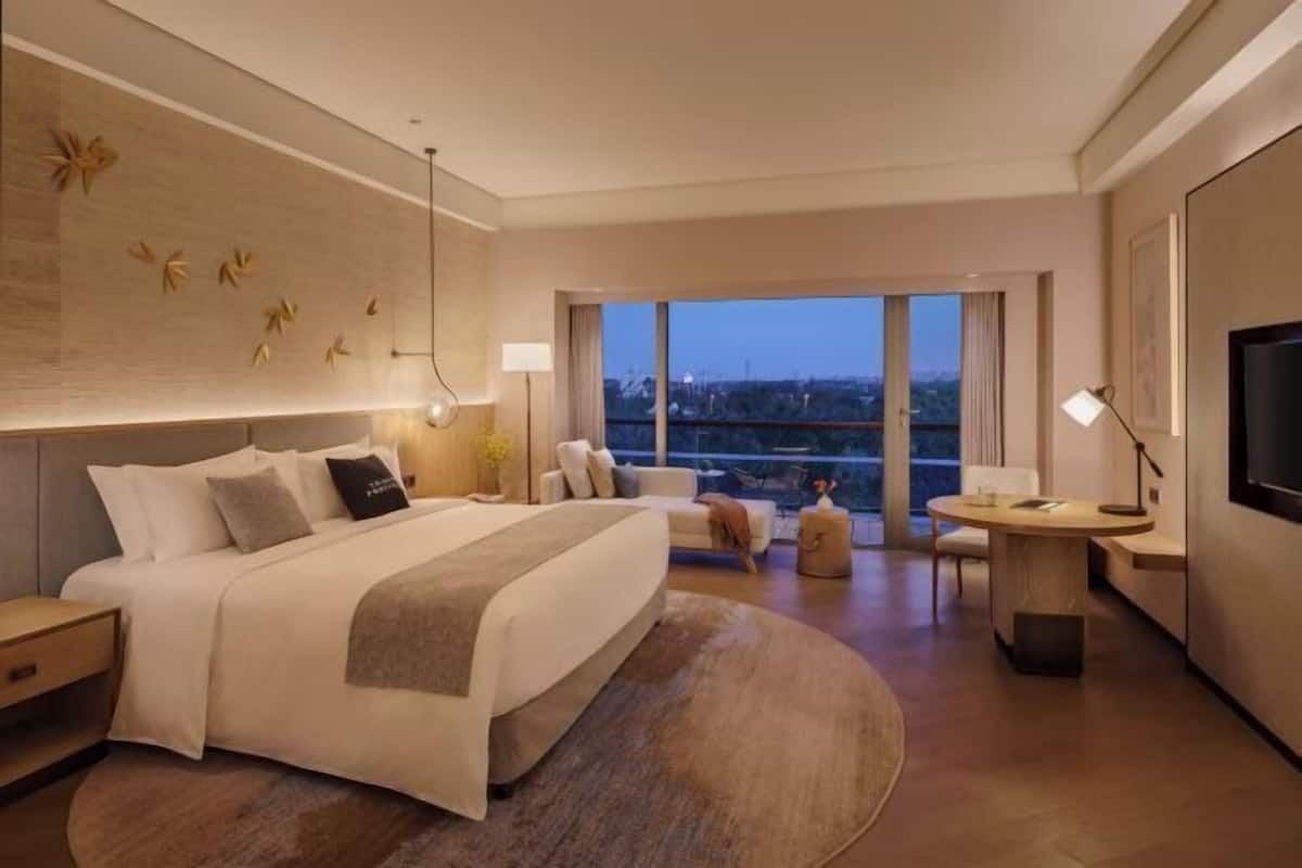 Minibar, caja de seguridad en la habitación y escritorio