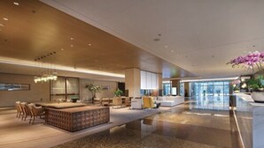 A spacious lobby with a central seating area, a reception desk, and a large window providing a view of the outdoors. - Le Méridien Shanghai Sheshan (Shanghai)