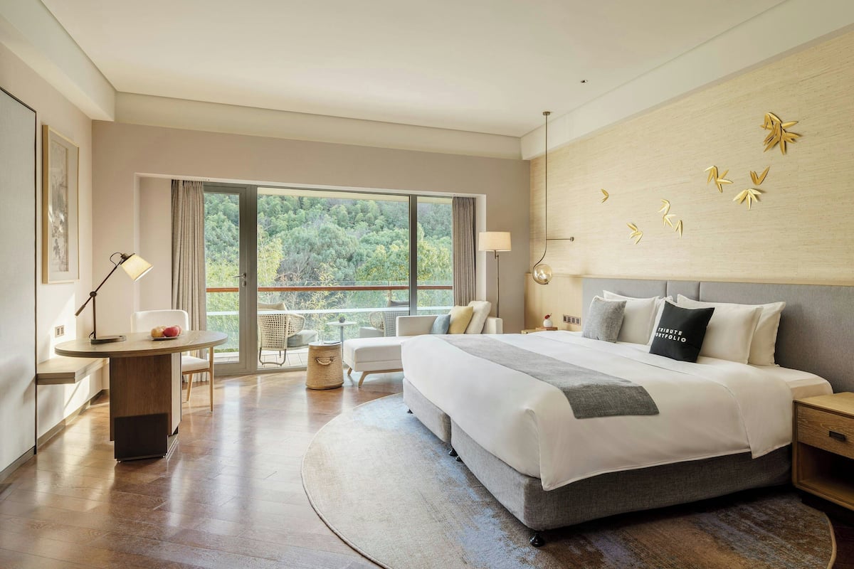 Superior Room, 1 King Bed, Balcony | Minibar, in-room safe, desk, blackout drapes
