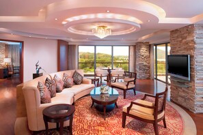 Bar mini, peti besi dalam bilik, meja, langsir/tirai gelap terus 