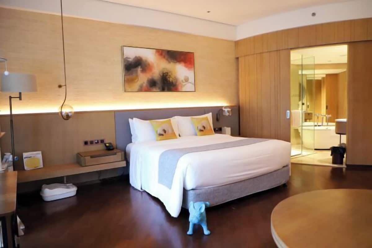 Minibar, caja de seguridad en la habitación y escritorio
