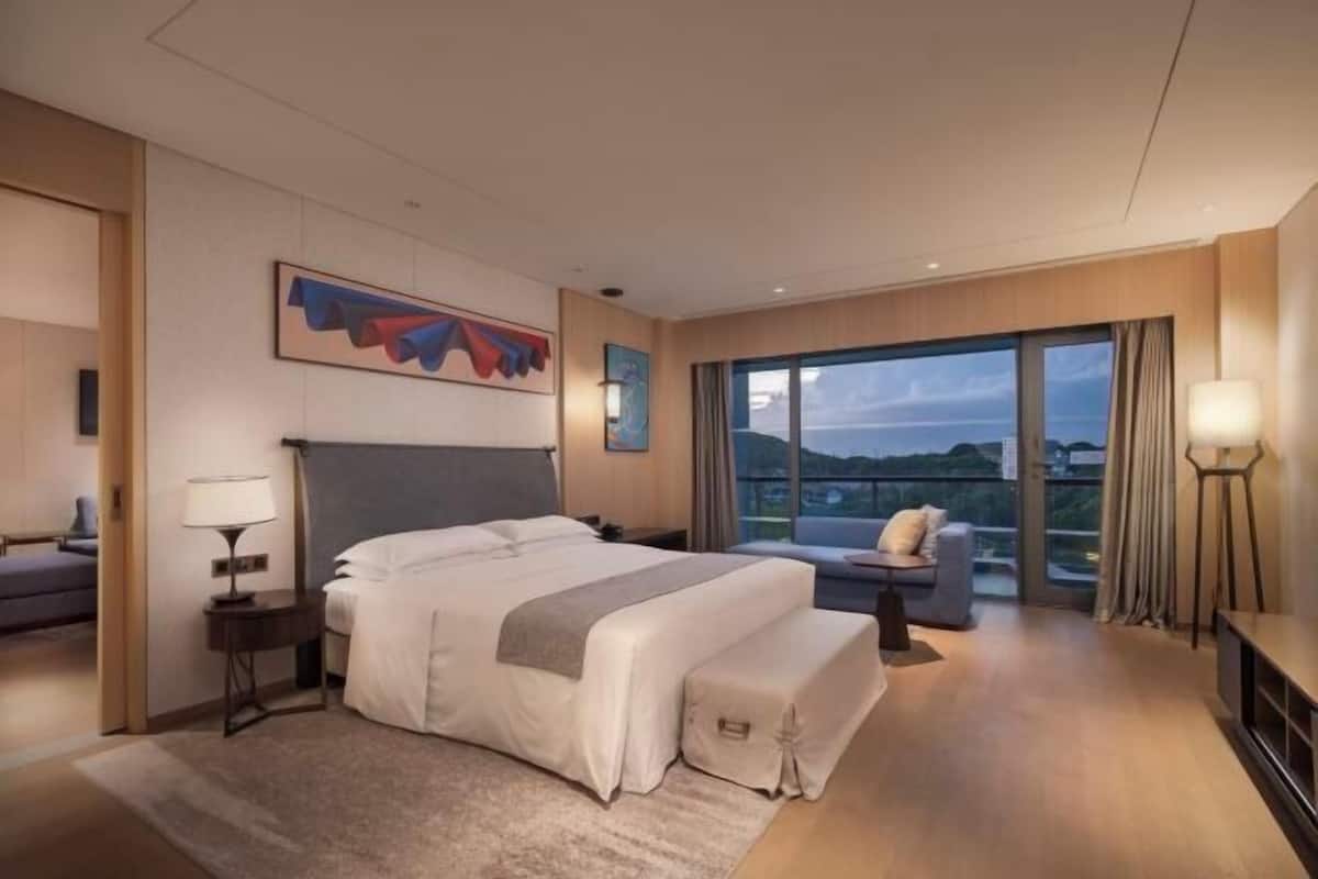 Minibar, caja de seguridad en la habitación y escritorio