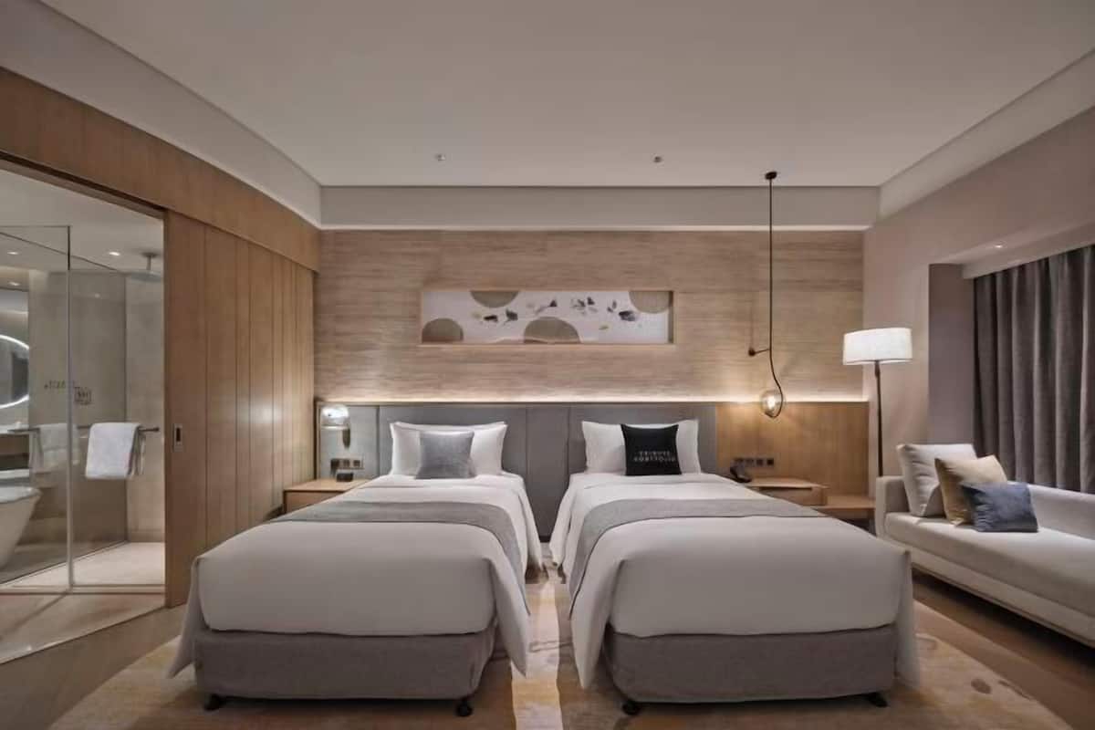 Minibar, caja de seguridad en la habitación y escritorio
