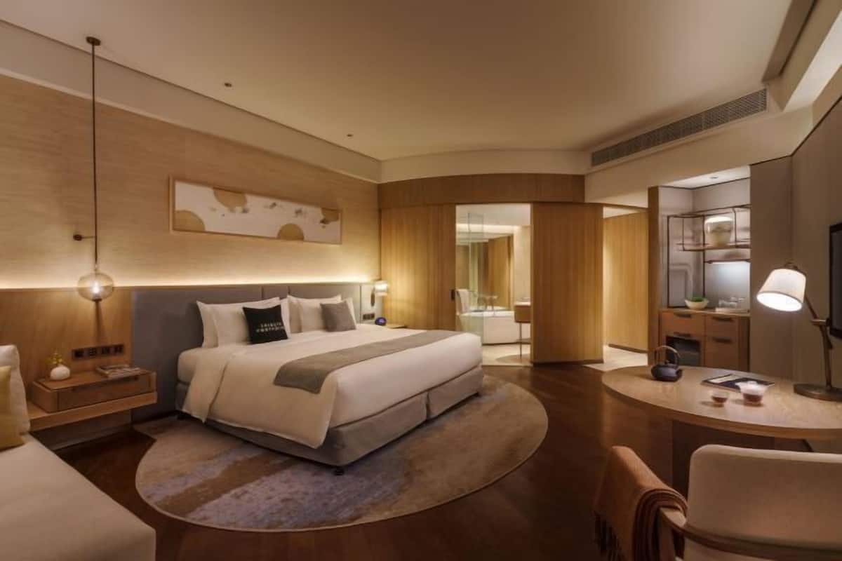 Minibar, caja de seguridad en la habitación y escritorio