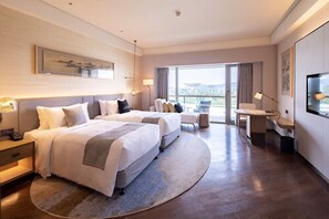 Phòng, 2 giường đơn, ban công, quang cảnh vườn | Minibar, két bảo mật tại phòng, bàn, màn/rèm cản sáng 