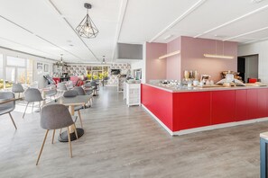 Desayuno buffet todos los días (con cargo)