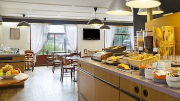 Bữa sáng buffet hàng ngày (10 EUR/mỗi người)