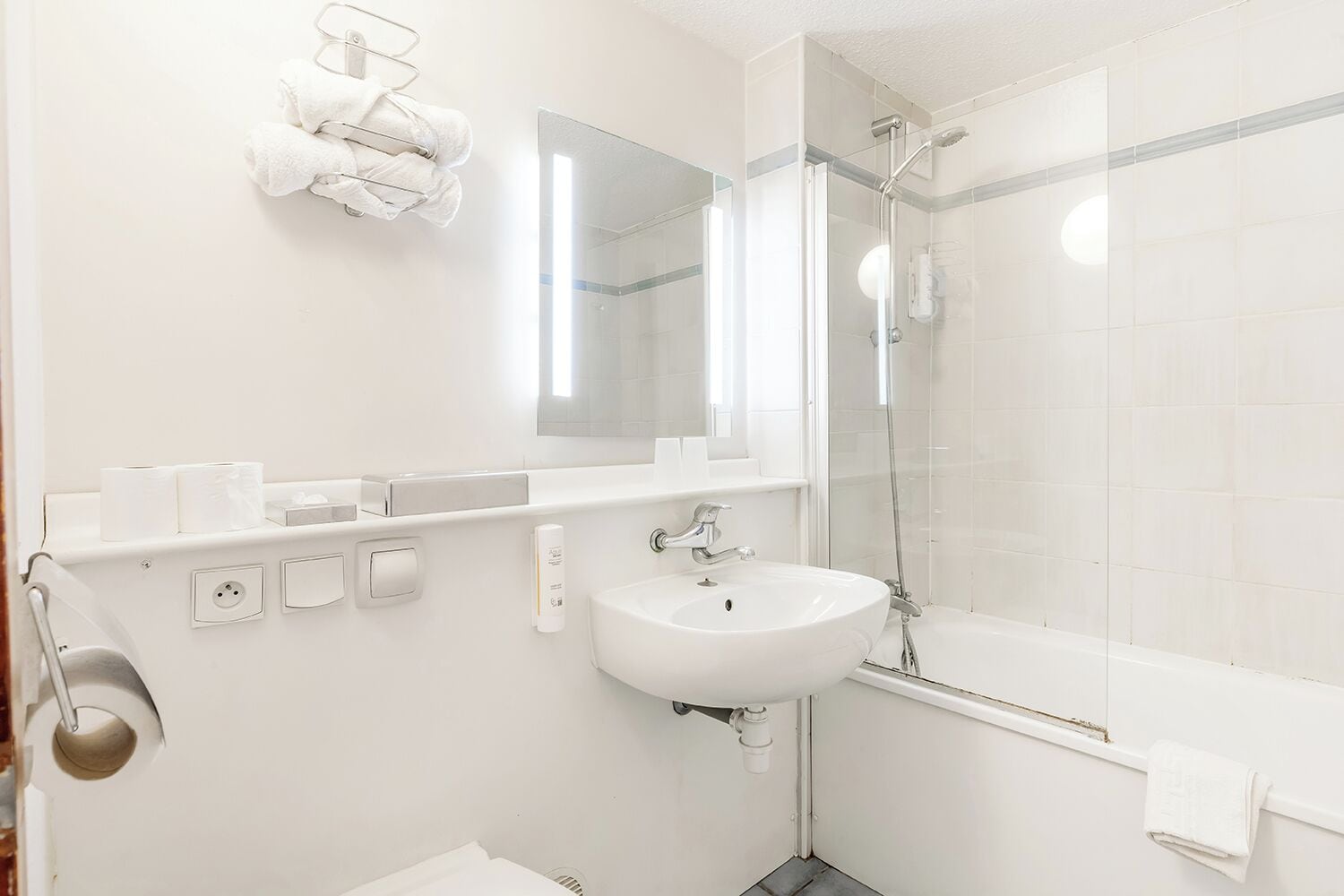 Douche, articles de toilette écologiques, sèche-cheveux