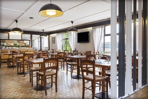 Breakfast, lunch and dinner served - Comfort Hotel Lens - Noyelles Godault (Noyelles-Godault)