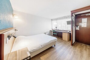 Standard Double Non Smoking | Desk, soundproofing, iron/ironing board (on request), free rollaway beds - Comfort Hotel Lens - Noyelles Godault (Noyelles-Godault)