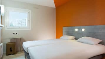 Standard-Zweibettzimmer, 2 Einzelbetten | Hochwertige Bettwaren, Schreibtisch, kostenloses WLAN, Bettwäsche
