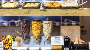 Petit déjeuner buffet servi tous les jours en supplément
