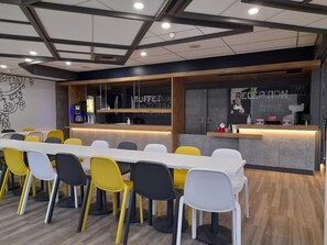 Colazione a buffet a pagamento, servita tutte le mattine 