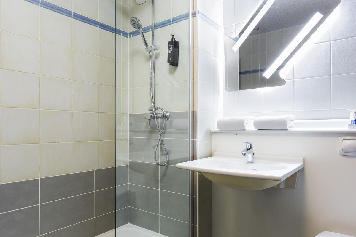 Combined shower/tub, eco-friendly toiletries, towels