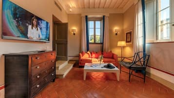 Suite junior | Área de sala de estar | Televisión LCD de 55 pulgadas con canales vía satélite y televisión