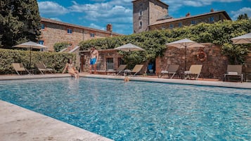 2 udendørs pools, parasoller, liggestole