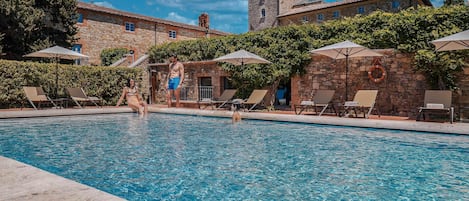 2 piscines extérieures, parasols de plage, chaises longues