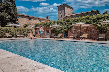 2 piscinas al aire libre, sombrillas, sillones reclinables de piscina