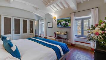 Camera Grand, 3 camere da letto | Biancheria da letto di alta qualità, copriletto in piuma, minibar