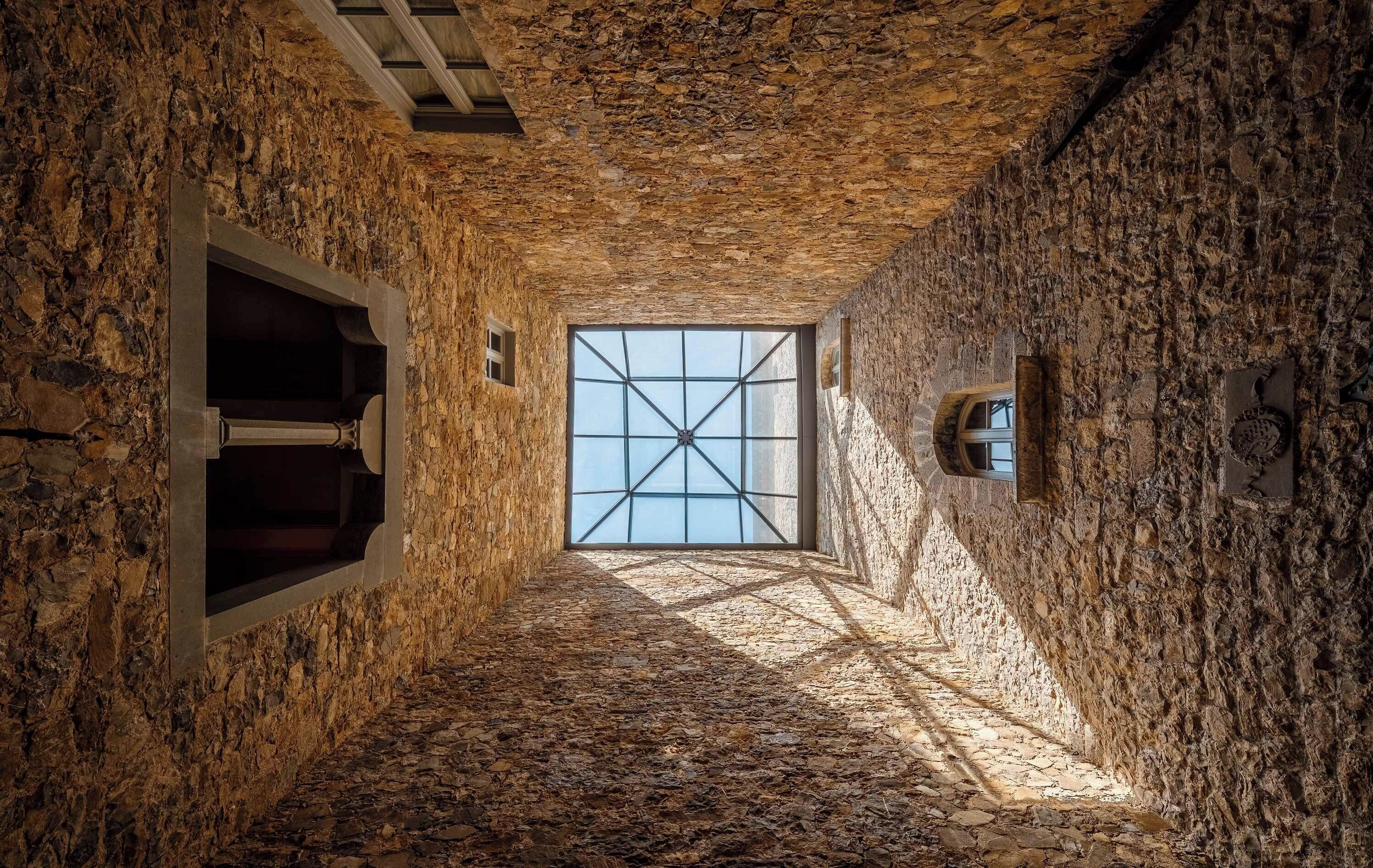 2 bars/lounges, poolside bar